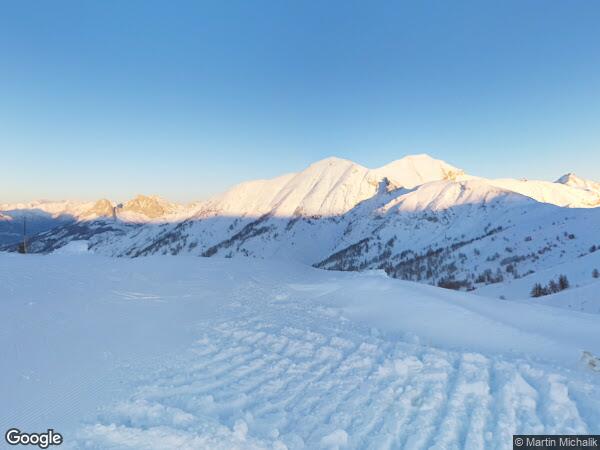 UN STUDIO AVEC PLACARD A SKIS