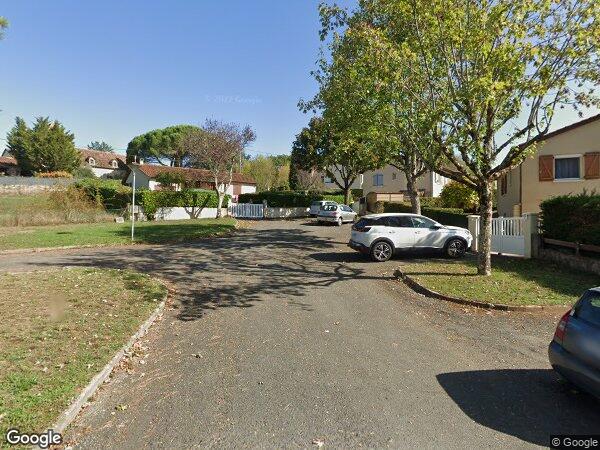 UNE MAISON D'HABITATION AVEC TERRAIN AUTOUR