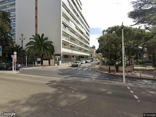 UN STUDIO AVEC UNE CAVE