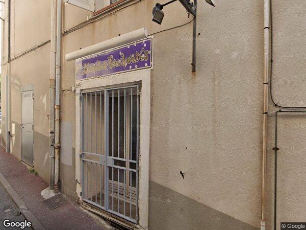 UN APPARTEMENT DE TROIS PIÈCES 