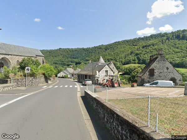 UN BÂTIMENT AVEC TERRAIN ATTENANT