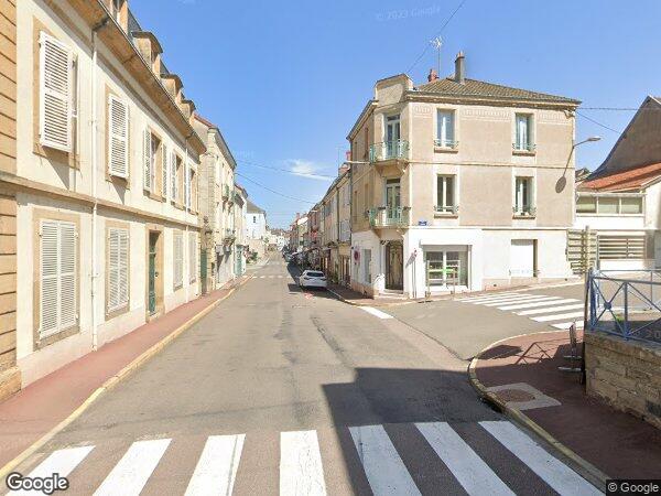 UN APPARTEMENT AVEC UN EMPLACEMENT DE STATIONNEMENT ET UNE CAVE