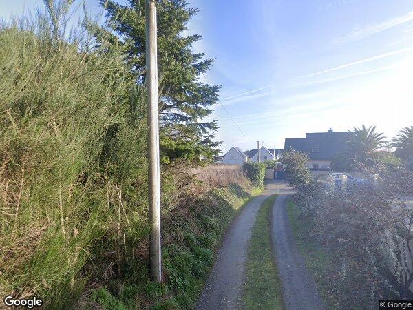 UNE MAISON D'HABITATION AVEC JARDIN