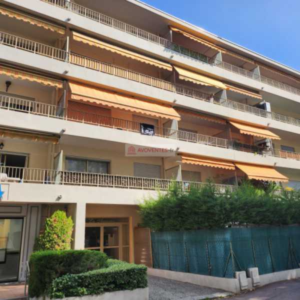 UN APPARTEMENT AVEC UNE CAVE ET UN PARKING