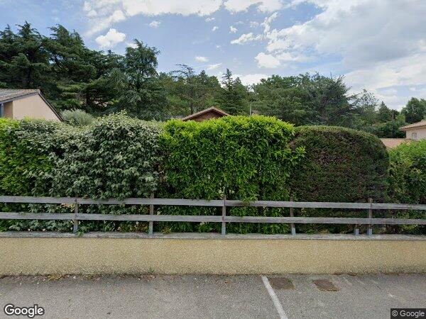 UNE MAISON D'HABITATION AVEC TERRAIN