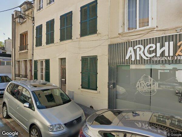 UNE MAISON À USAGE DE COMMERCE ET D'HABITATION