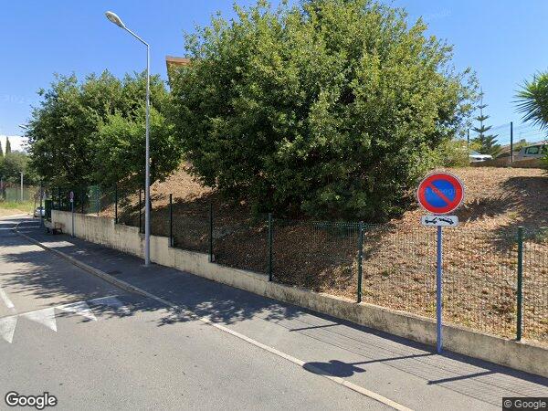 UN STUDIO AVEC UNE CAVE