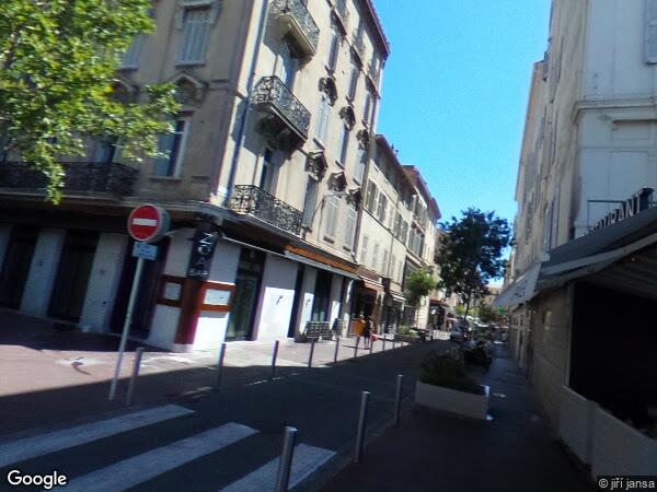 UN APPARTEMENT À USAGE DE BUREAU