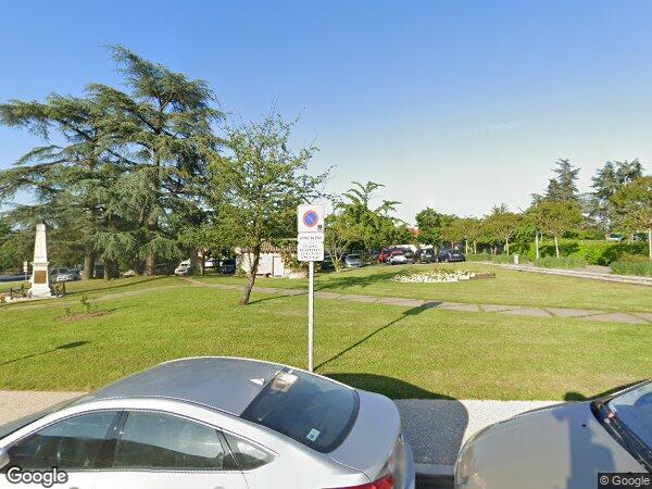 UNE MAISON AVEC DEUX EMPLACEMENTS DE PARKING