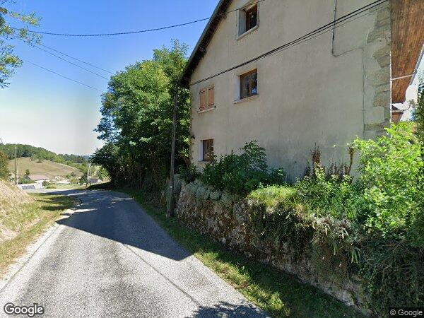 UNE MAISON MITOYENNE À USAGE D'HABITATION