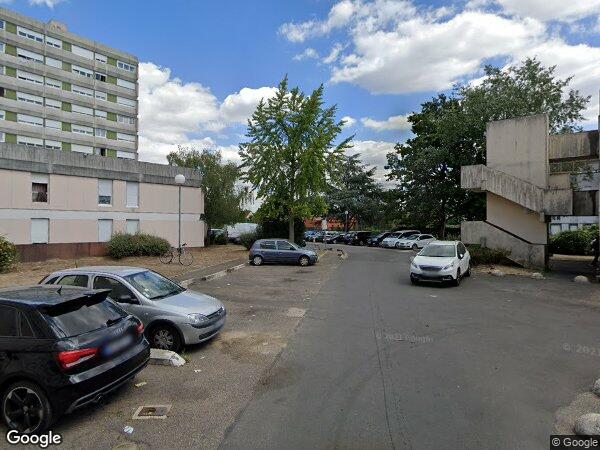 UN APPARTEMENT AVEC UNE CAVE ET UN EMPLACEMENT DE VOITURE