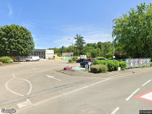 UN APPARTEMENT, UN PLACE DE STATIONNEMENT ET UNE CAVE