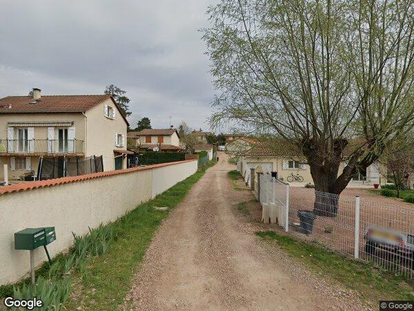 UNE MAISON D'HABITATION ET UN CHEMIN D'ACCÈS