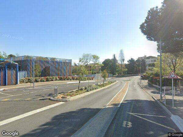 UN APPARTEMENT DE 3 PIÈCES AVEC UNE CAVE ET UNE AIRE DE STATIONNEMENT