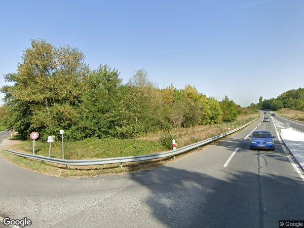 UNE MAISON À USAGE D'HABITATION AVEC JARDIN ET GARAGE