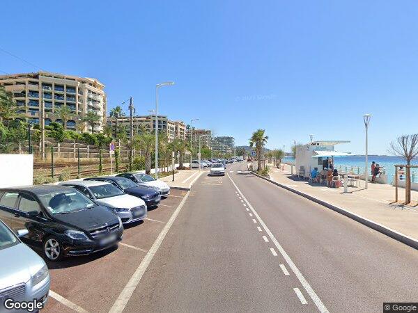 UN APPARTEMENT ET UN EMPLACEMENT DE  VOITURE