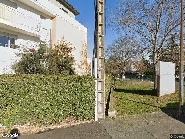 UN APPARTEMENT DE TYPE 2 AVEC UN BALCON ET UN EMPLACEMENT DE STATIONNEMENT