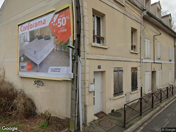 UNE MAISON À USAGE D'HABITATION ET DE COMMERCE AVEC DEUX GARAGES BOXÉS