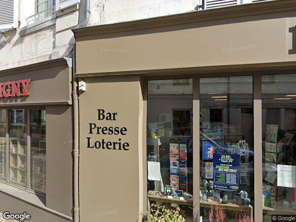 UN IMMEUBLE AVEC CAVE ET GRENIER