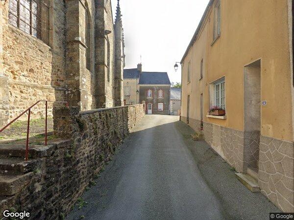 UNE MAISON À USAGE D’HABITATION AVEC JARDIN ET GARAGE