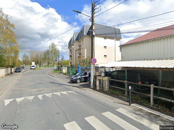 UN LOCAL INDUSTRIEL ET COMMERCIAL ET DEUX LOCAUX À USAGE D'HABITATION