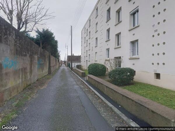 UN APPARTEMENT DE TYPE F4 AVEC CAVE ET UN GARAGE-BOX