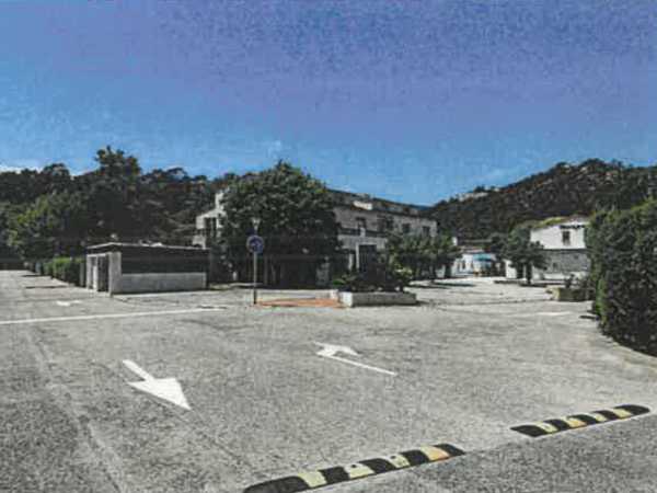 UNE MAISON INDIVIDUELLE ET UN PARKING