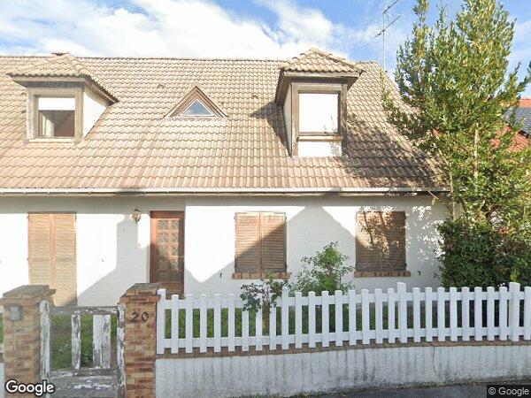 UN PAVILLON À USAGE D'HABITATION