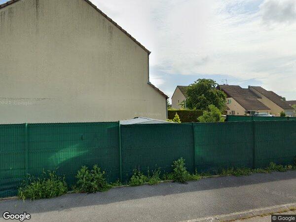 UNE MAISON AVEC JARDIN ET UN GARAGE