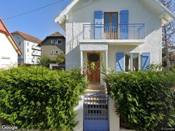 UNE MAISON AVEC COMBLES AMENAGEES ET SOUS-SOL, COUR, PISCINE, TERRASSE, BALCON, CAVES ET GARAGE