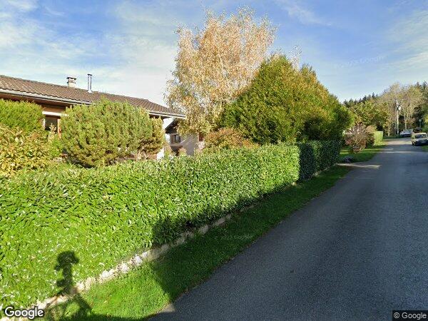 UNE MAISON DE PLAIN-PIED AVEC COMBLES, TERRASSE, JARDIN, ABRI VOITURE, DEPENDANCES ET PISCINE