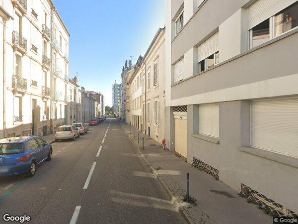 DEUX APPARTEMENTS, CAVE, GARAGE, COUR ET JARDIN