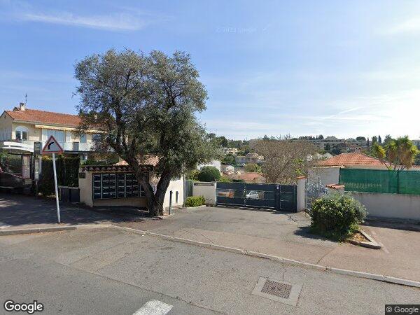 UN APPARTEMENT DE TROIS PIÈCES AVEC CAVE ET PARKING