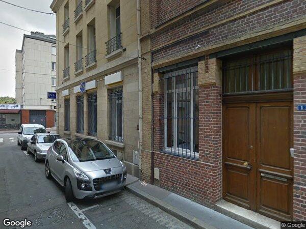 UN IMMEUBLE D'HABITATION