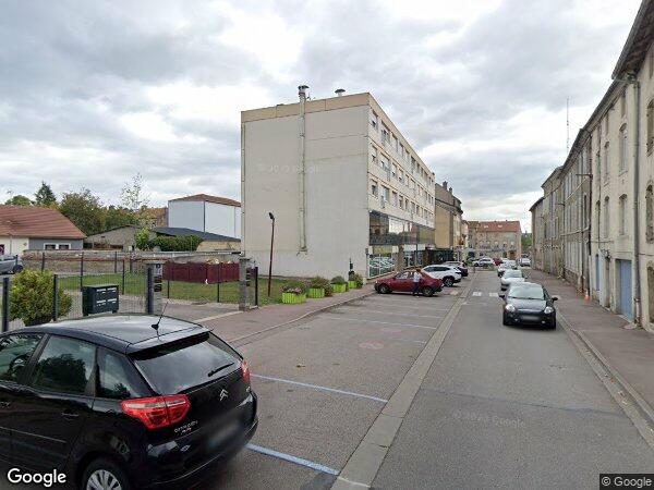 UN LOCAL À USAGE COMMERCIAL ET UNE CAVE