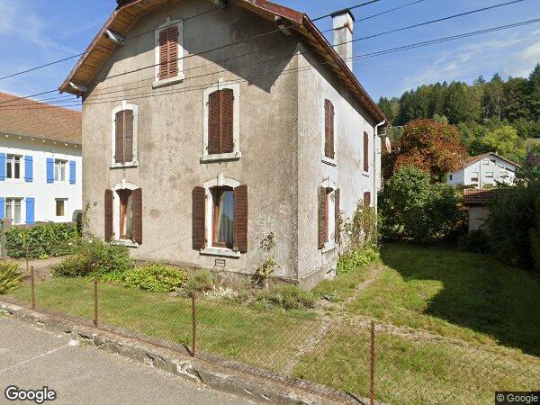 UN APPARTEMENT AVEC CAVE ET DEUX PLACES DE PARKING AÉRIENS