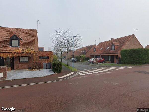 UNE  MAISON À USAGE D’HABITATION MITOYENNE