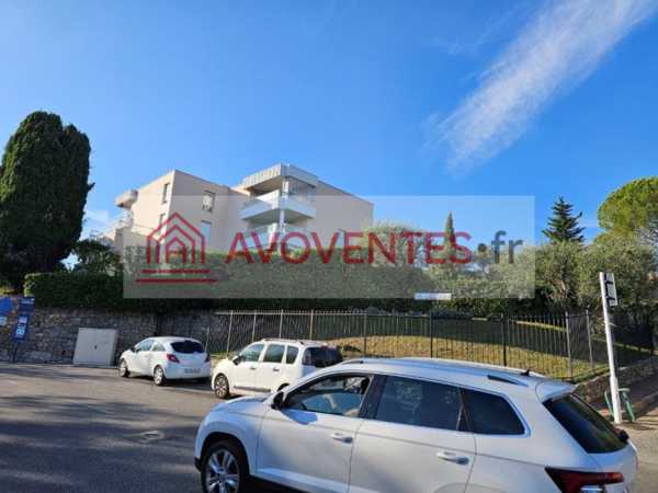 UN APPARTEMENT DE DEUX PIÈCES AVEC CAVE ET GARAGE