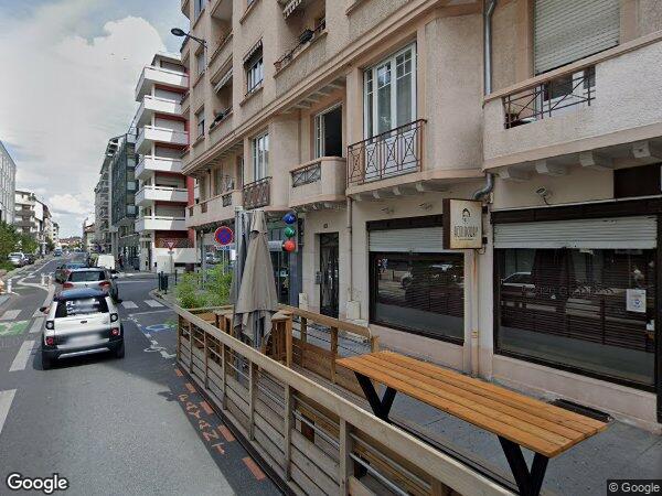 UN APPARTEMENT ET UNE PLACE DE PARKING