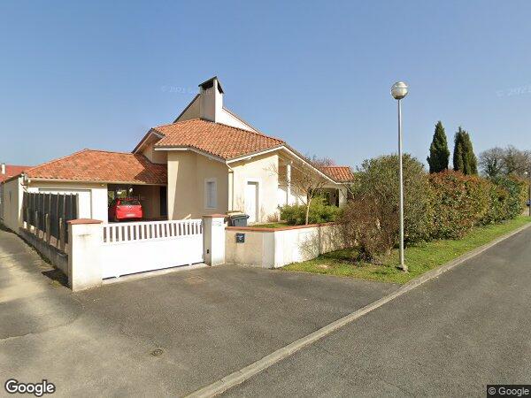 UN IMMEUBLE À USAGE D'HABITATION