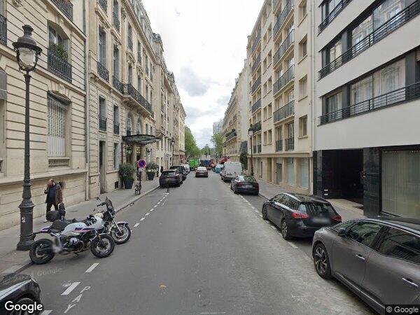 UN APPARTEMENT AVEC UNE CAVE ET UN EMPLACEMENT DE VOITURE AUTOMOBILE