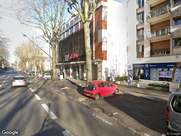 UN EMPLACEMENT DE GARAGE