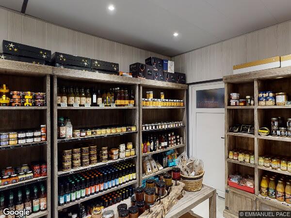 UN IMMEUBLE À USAGE DE COMMERCE ET D’HABITATION