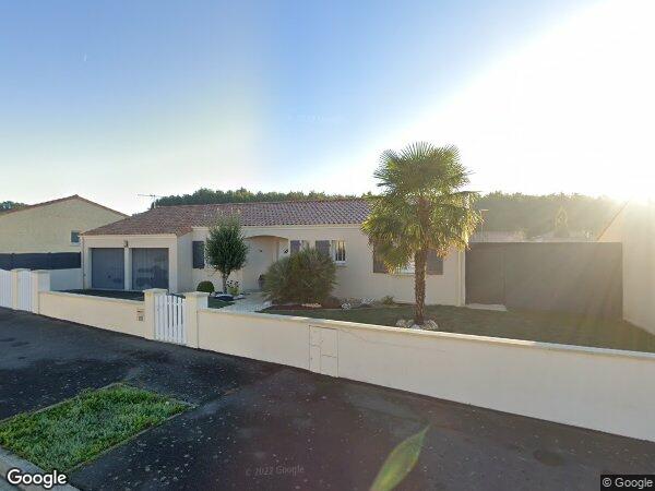 UNE MAISON D'HABITATION DE PLAIN-PIED AVEC JARDIN