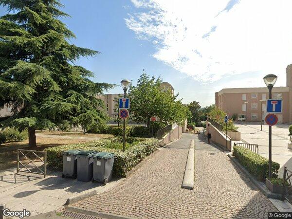 UN APPARTEMENT AVEC UNE CAVE ET UN EMPLACEMENT PARKING COUVERT