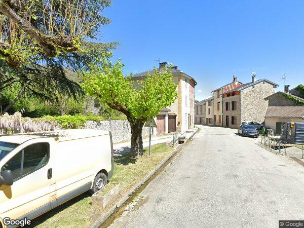 UNE MAISON D'HABITATION AVEC DÉPENDANCES