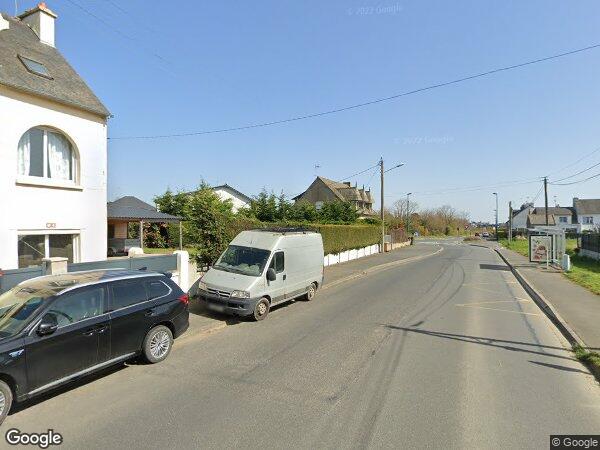UNE MAISON À USAGE D'HABITATION ET UNE CONSTRUCTION EN BOIS À USAGE DE GARAGE ET DE RANGEMENT