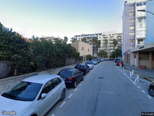 UN LOCAL À USAGE PROFESSIONNEL OU COMMERCIAL