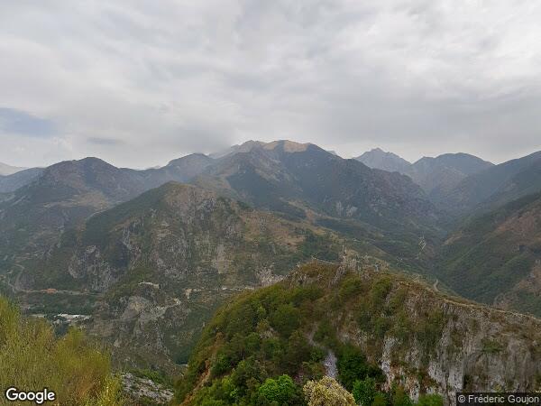 UN APPARTEMENT ET UNE CAVE