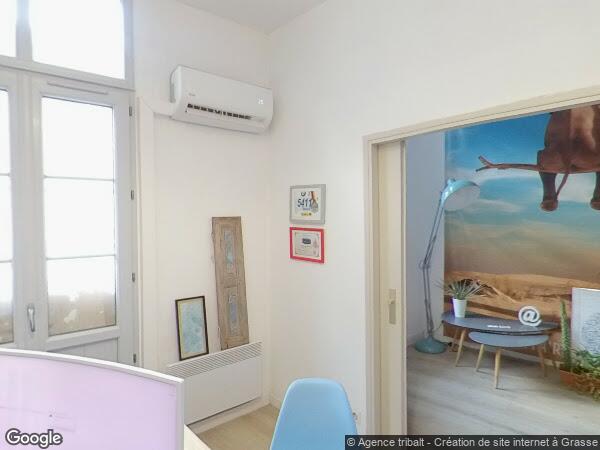 UN APPARTEMENT MANSARDE